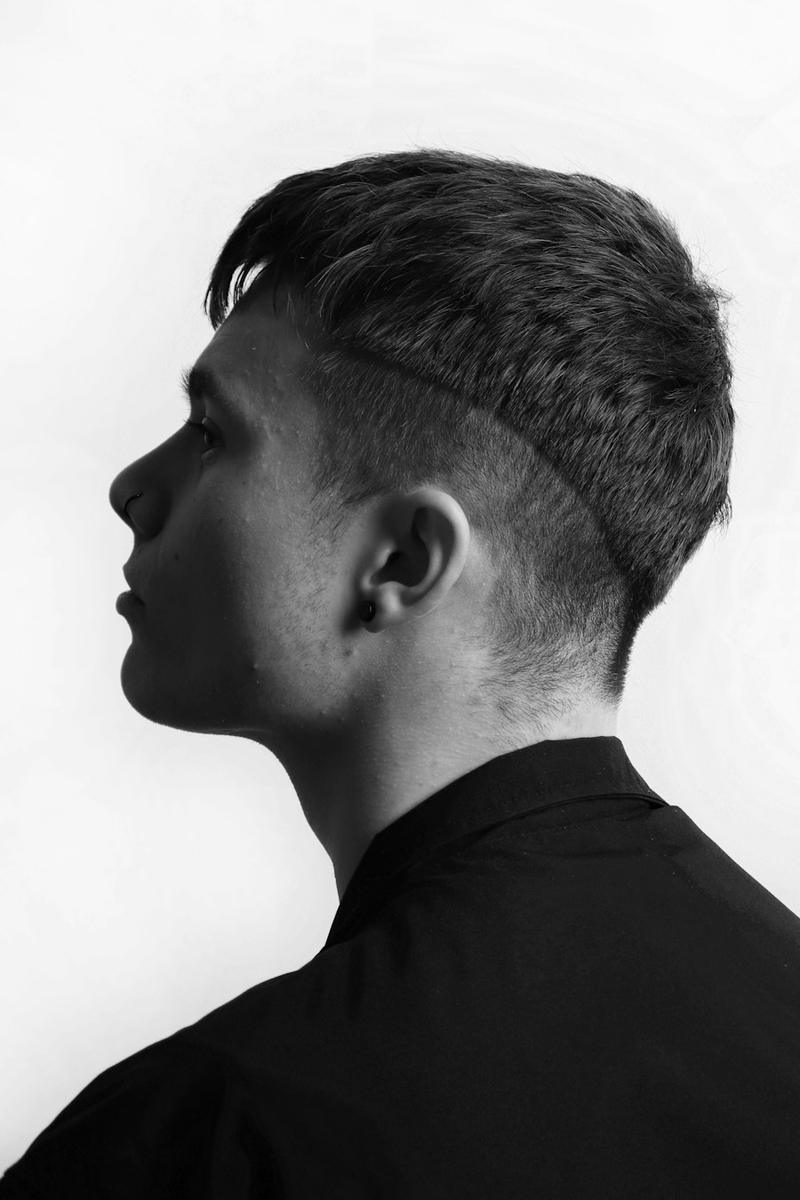 Junger Mann mit Textured Crop im Profil