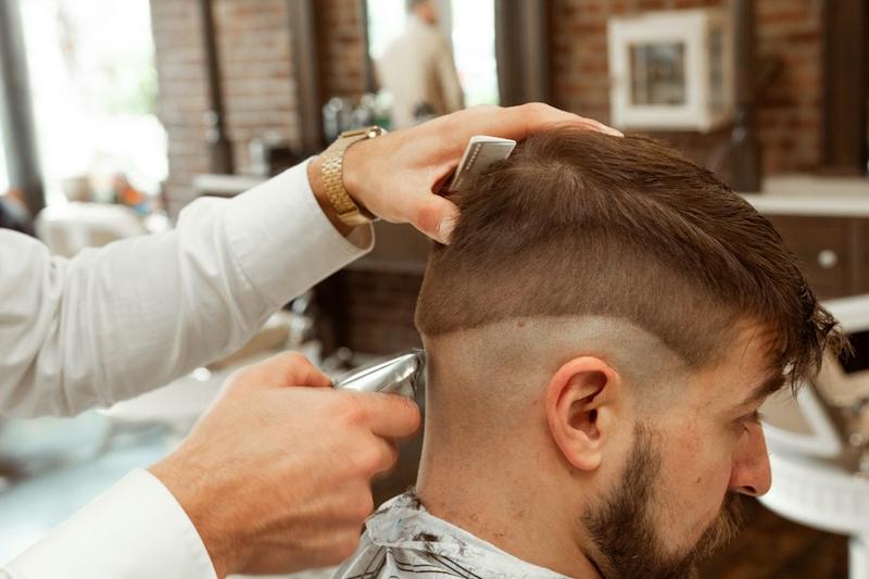 Barber schneidet einen Taper Fade