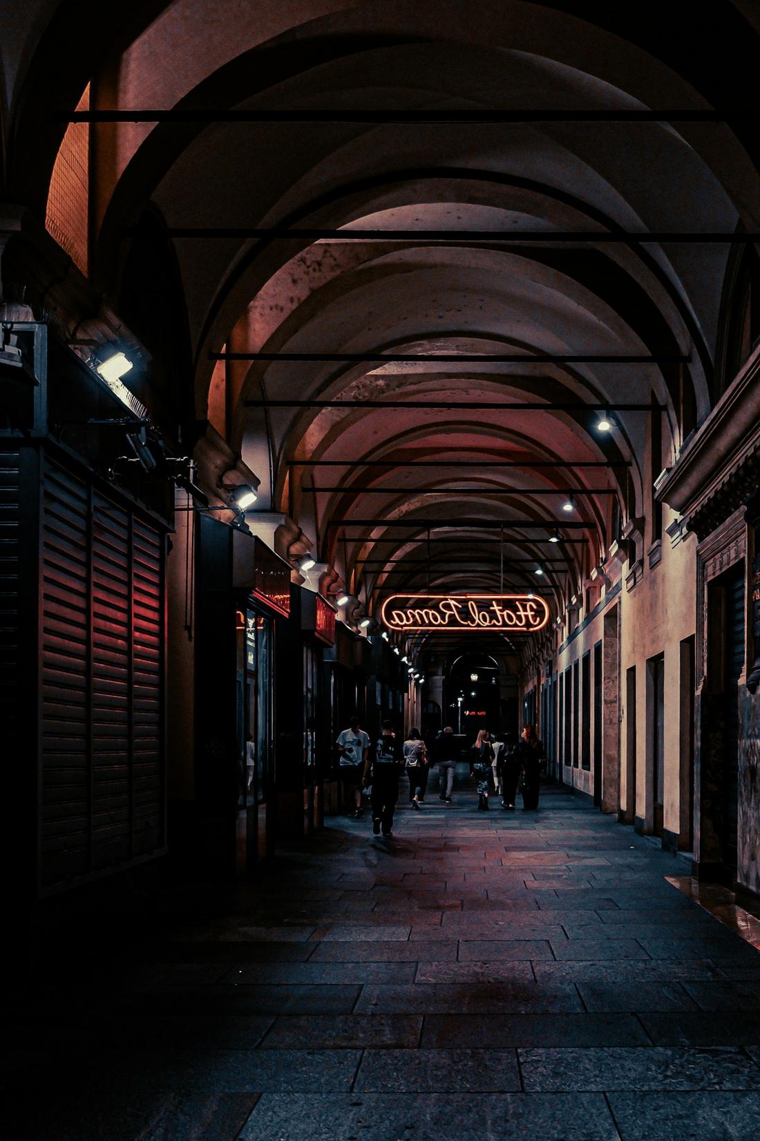 Arkadengang der Altstadt bei Nacht