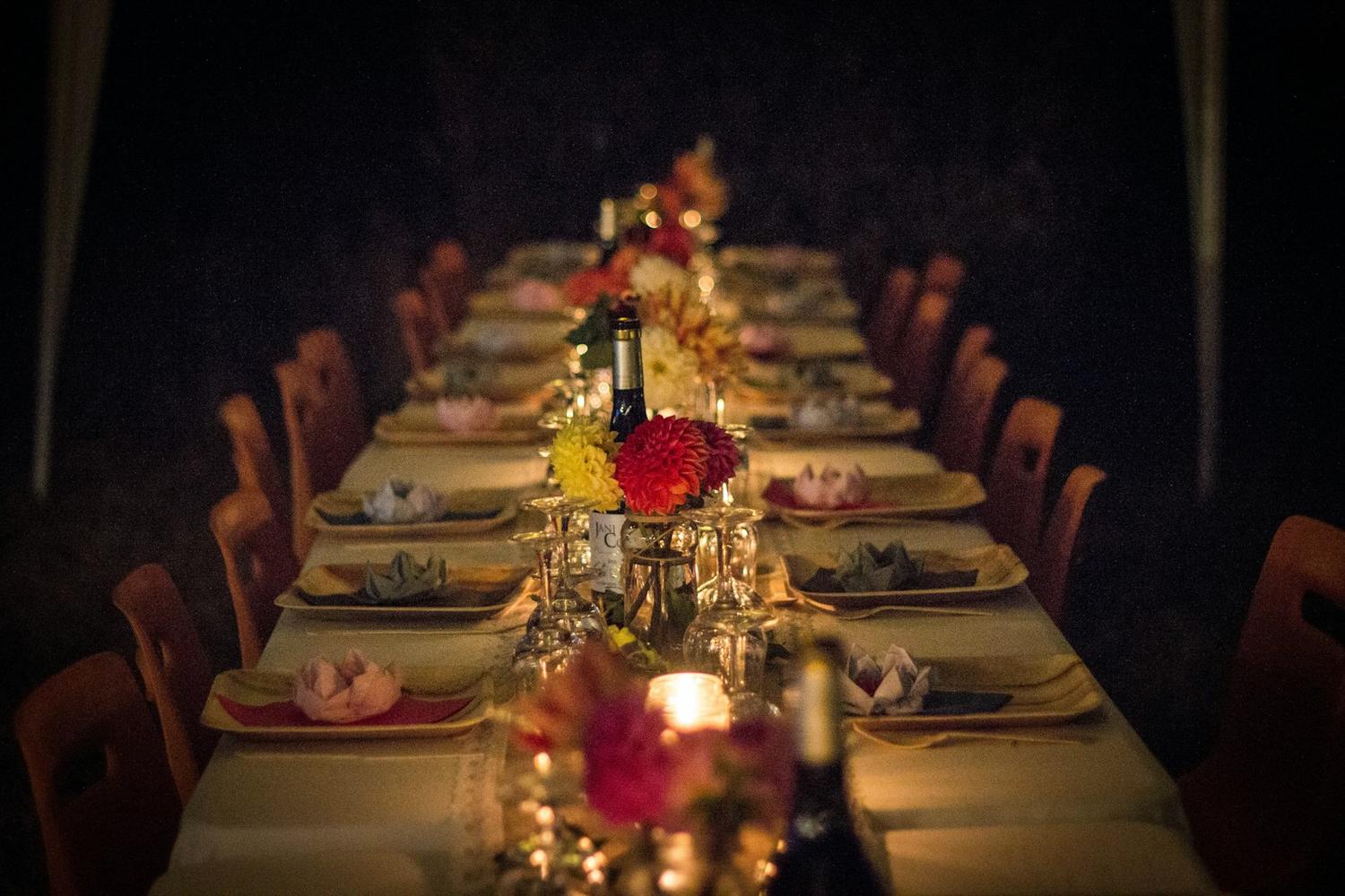 Lange festlich gedeckte Tafel im Kerzenlicht