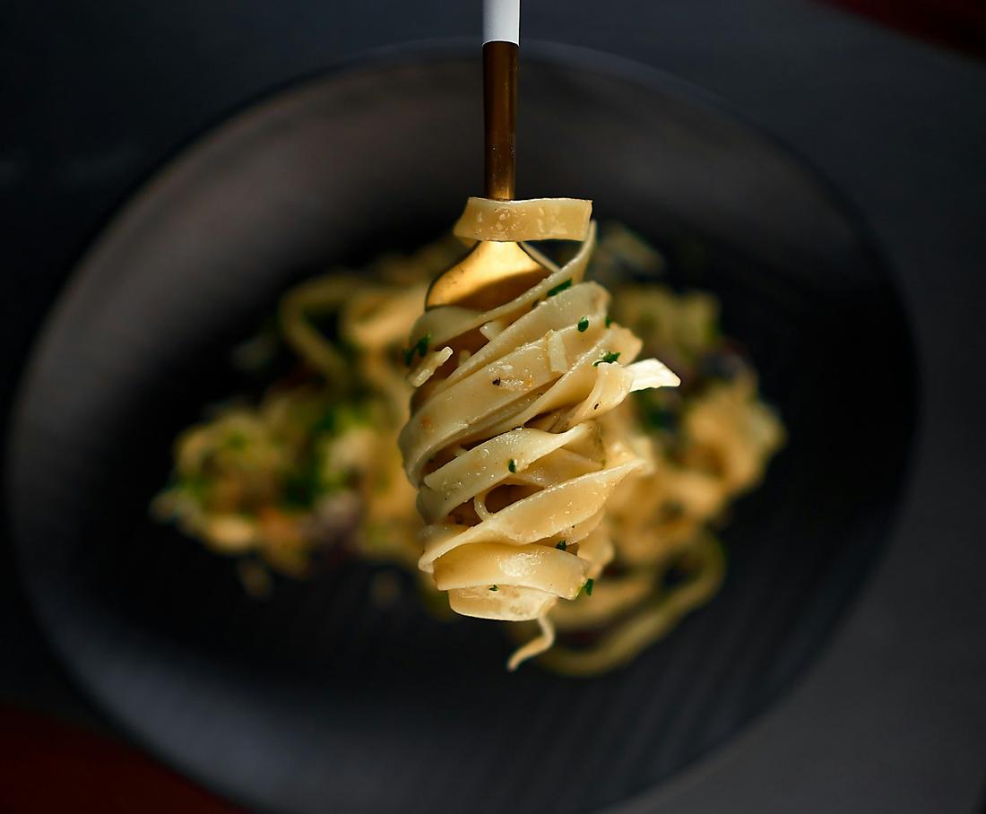 Tagliatelle auf einem dunklen Teller