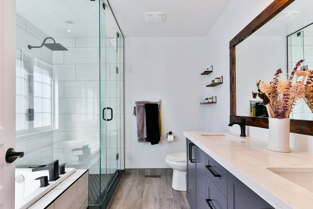 Modernes Bad mit Glasdusche und Waschtisch
